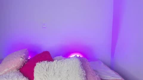 Snapshot of melody__77 chatting on February 19, 3:49 pm online show from February 19, 3:49 pm