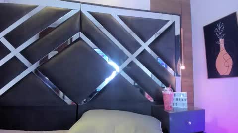 mel  online show from March 6, 9:32 pm