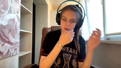 Hi Im Aria 18 years old online show from October 1, 2:11 pm