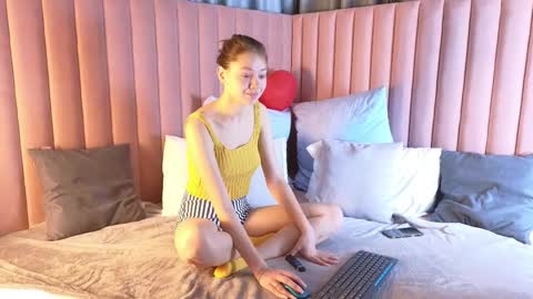 Snapshot of meow_mellie chatting on March 3, 1:28 am meow_mellie online show from March 3, 1:28 am