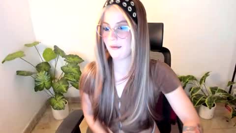 Snapshot of meridaxbrave_ chatting on October 12, 2:25 am laura 3 i am independent model online show from October 12, 2:25 am