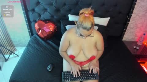Snapshot of mhonikabelucci__1 chatting on February 15, 3:31 am Mhonika online show from February 15, 3:31 am
