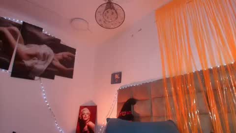 Snapshot of mia_0_ chatting on October 14, 7:49 pm Emi online show from October 14, 7:49 pm