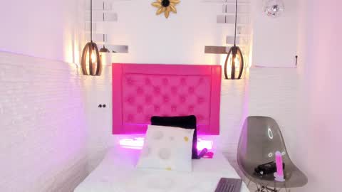 Snapshot of mia__099 chatting on February 21, 7:32 pm Mia Blonde online show from February 21, 7:32 pm