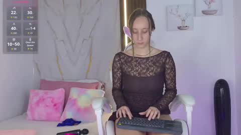 Snapshot of mia__099 chatting on September 17, 9:35 pm Mia Blonde online show from September 17, 9:35 pm