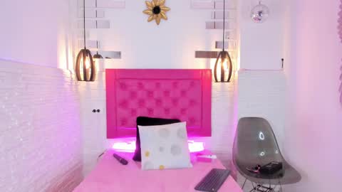 Snapshot of mia__099 chatting on February 19, 7:38 pm Mia Blonde online show from February 19, 7:38 pm