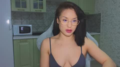 Mia online show from February 9, 3:36 pm