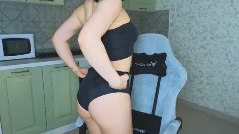 Mia online show from February 18, 1:10 am