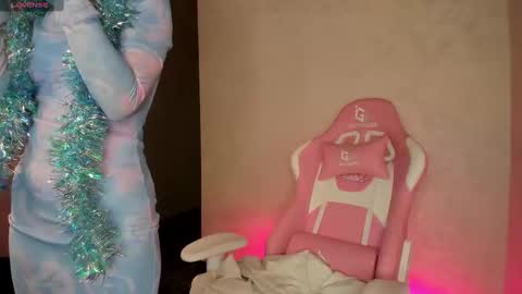 Mia  GMT7 Mon Tue Wen Thur 1000am-0300pm Sat 0300am-0900am online show from December 31, 12:43 am