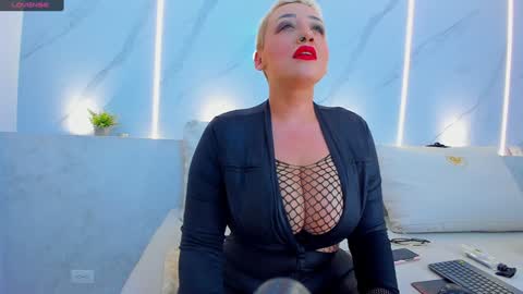 Snapshot of mia_becke chatting on December 18, 11:13 am Mia online show from December 18, 11:13 am