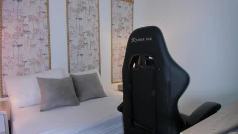 M I A  online show from December 21, 2:38 am