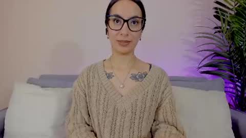 Sarah Luna online show from June 10, 5:00 pm