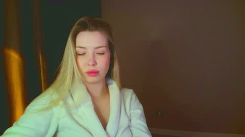 Mia online show from December 12, 7:37 pm