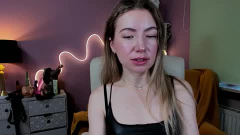 Snapshot of mia_luxx92 chatting on October 17, 7:11 am Mia online show from October 17, 7:11 am