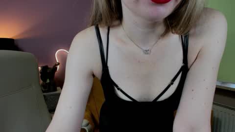 Snapshot of mia_luxx92 chatting on September 25, 7:18 am Mia online show from September 25, 7:18 am