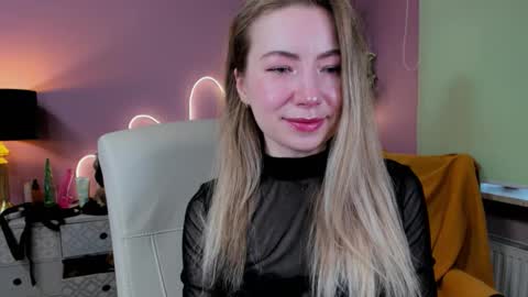 Snapshot of mia_luxx92 chatting on October 1, 6:51 am Mia online show from October 1, 6:51 am