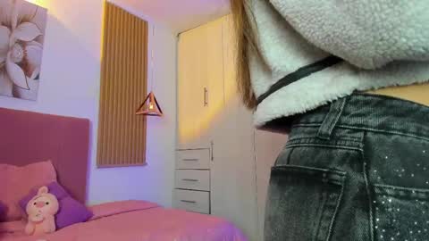 Snapshot of mia_nevaeh chatting on October 6, 8:02 pm Mia Nevaeh - follow me online show from October 6, 8:02 pm