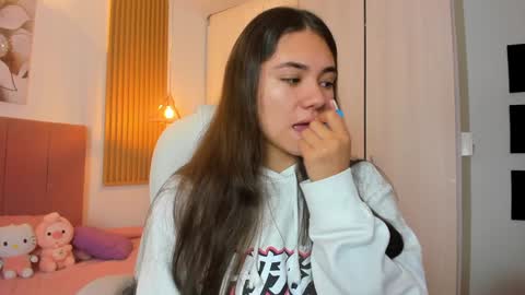 Snapshot of mia_nevaeh chatting on January 7, 8:21 pm Mia Nevaeh - follow me online show from January 7, 8:21 pm