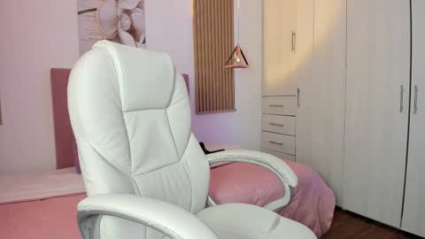 Snapshot of mia_nevaeh chatting on October 16, 9:17 pm Mia Nevaeh - follow me online show from October 16, 9:17 pm