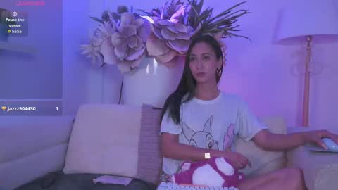 Mia online show from April 5, 11:31 am