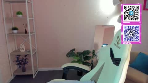 Mia online show from December 16, 7:03 am