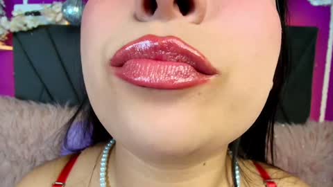 Snapshot of mia_roux13 chatting on December 12, 10:09 pm Mia Roux online show from December 12, 10:09 pm
