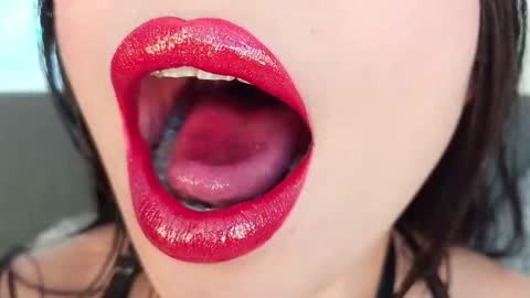 Snapshot of mia_roux13 chatting on September 12, 9:11 pm Mia Roux online show from September 12, 9:11 pm