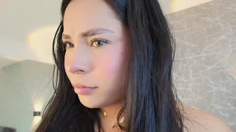 Snapshot of mia_roux13 chatting on January 9, 7:18 pm Mia Roux online show from January 9, 7:18 pm