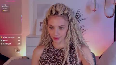 Mia online show from October 29, 9:13 am