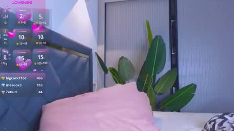 Mia online show from October 25, 8:15 pm