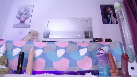 Snapshot of mia_starss chatting on January 8, 4:12 am Mia online show from January 8, 4:12 am
