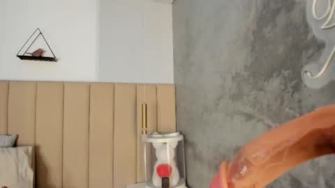 Mia online show from November 25, 11:45 am