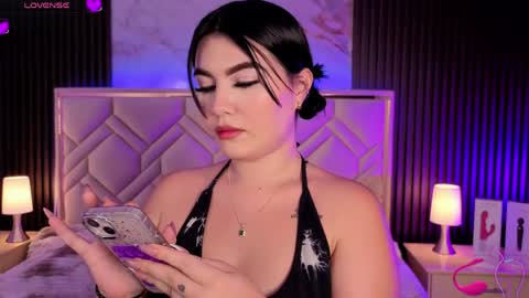 Miaa Farrel online show from April 7, 7:05 pm