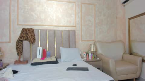 Miaasummer online show from April 18, 11:35 am