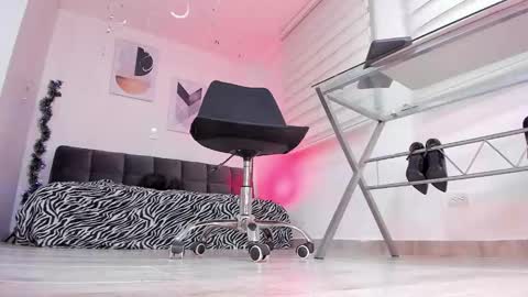 Snapshot of miabelier_ chatting on December 6, 11:35 pm Mia Belier online show from December 6, 11:35 pm
