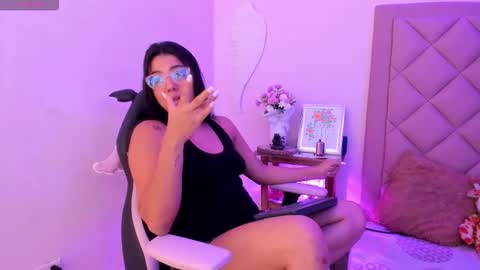 Snapshot of mialujan_ chatting on October 15, 5:32 am Mia online show from October 15, 5:32 am