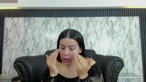 Snapshot of miamontoya chatting on February 6, 12:48 pm Mia -5 7001400 Follow online show from February 6, 12:48 pm