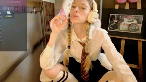 MiaMoon online show from May 28, 3:43 pm