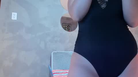 Snapshot of mianyxara_ chatting on September 30, 8:57 pm Mia online show from September 30, 8:57 pm
