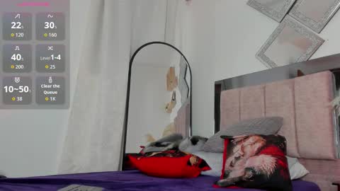 miapearls_ online show from December 15, 2:17 am