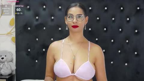 Mia online show from October 27, 1:06 pm