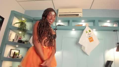 Snapshot of michellepose chatting on October 1, 12:43 pm michellepose online show from October 1, 12:43 pm