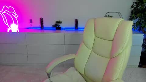 Snapshot of miia_crystal chatting on September 16, 12:13 pm Mia online show from September 16, 12:13 pm