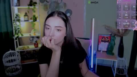 Snapshot of miki_nikki chatting on September 18, 12:37 pm Miki online show from September 18, 12:37 pm