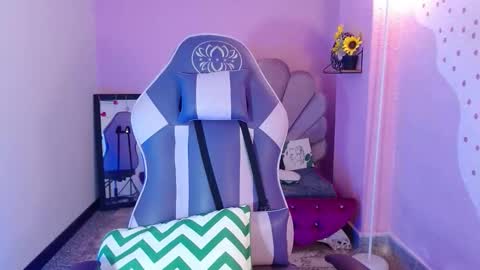 Snapshot of mikka_ela chatting on October 15, 1:36 pm Mikka 3 online show from October 15, 1:36 pm