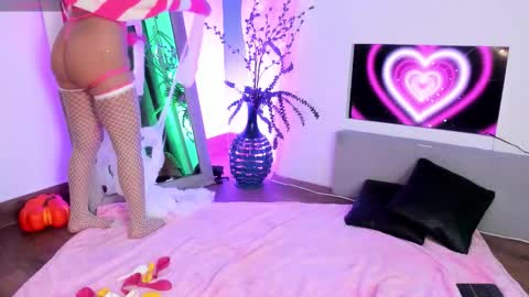 Snapshot of mila_shay chatting on October 17, 12:08 pm Mila online show from October 17, 12:08 pm