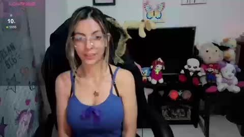 Snapshot of milacoxx8819 chatting on September 19, 1:37 am milacoxx8819 online show from September 19, 1:37 am