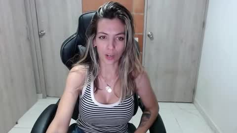 Snapshot of milacoxx8819 chatting on March 3, 12:01 am milacoxx8819 online show from March 3, 12:01 am