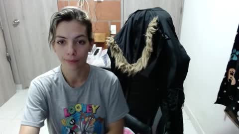 Snapshot of milacoxx8819 chatting on February 12, 12:27 am milacoxx8819 online show from February 12, 12:27 am