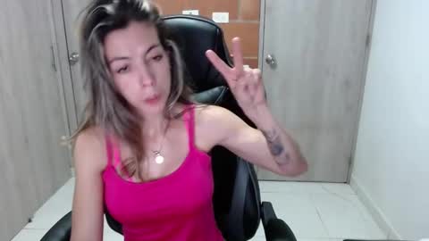 Snapshot of milacoxx8819 chatting on March 4, 12:18 am milacoxx8819 online show from March 4, 12:18 am